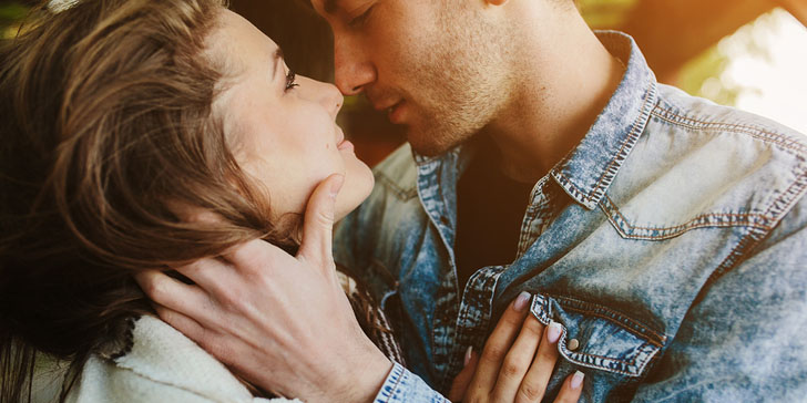 He Loves Me, He Loves Me Not!?5 Ways To Know If A Guy Is Falling In Love With You!